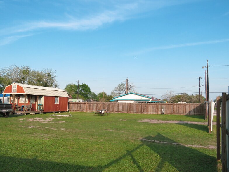 More Photos Of 809 Wood Ave, Woodsboro Restaurant For Sale