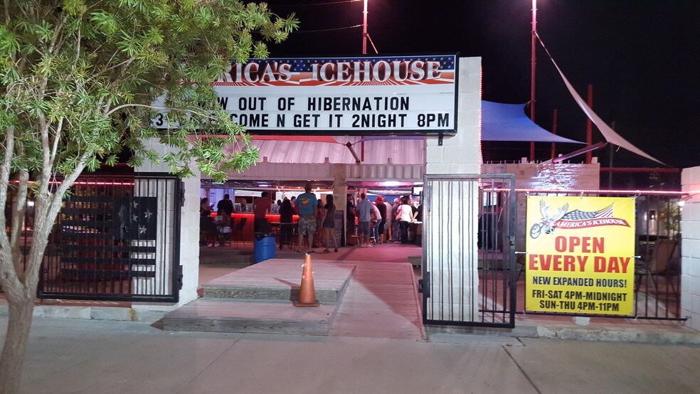 More Photos Of 622 6th St N, Texas City Bar For Lease