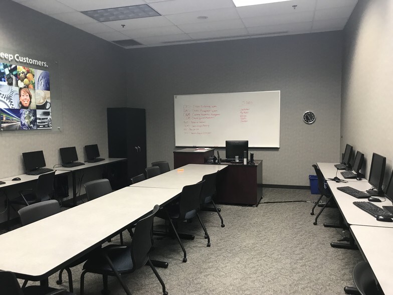 More Photos Of 4700 Tama St SE, Cedar Rapids Freestanding For Lease