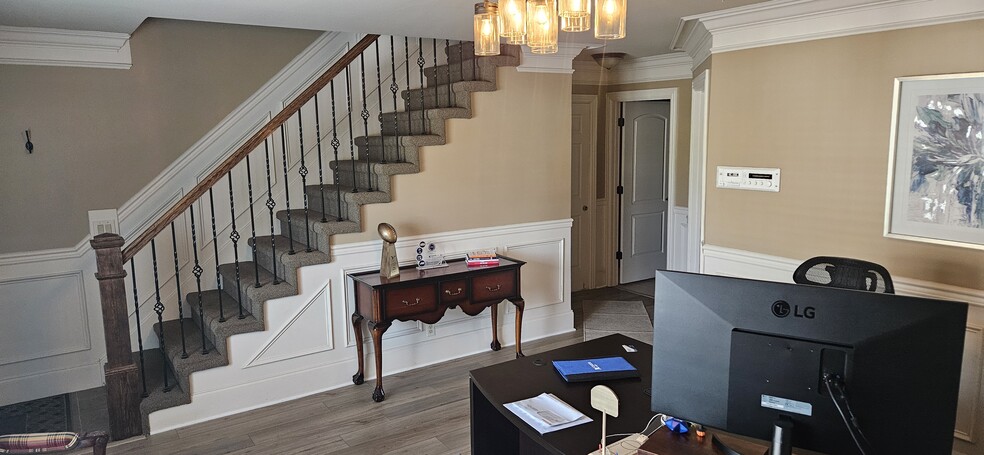 More Photos Of 109 Holiday Ct, Franklin Office For Lease