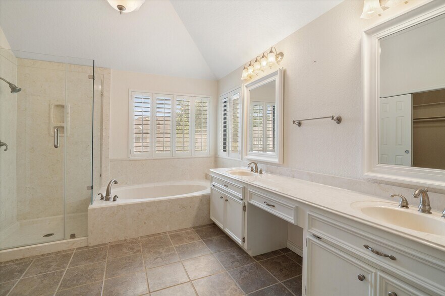More Photos Of 124 Lake Point Dr, League City Specialty For Sale