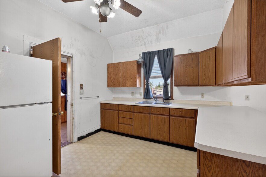 More Photos Of S101 S Main St, Nelson General Retail For Sale