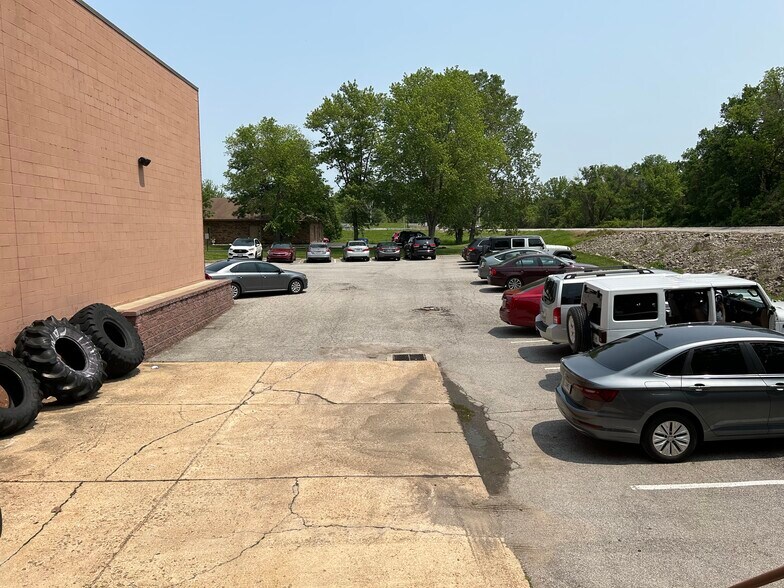 More Photos Of 251-253 Chesterfield Industrial Blvd, Chesterfield Warehouse For Sale