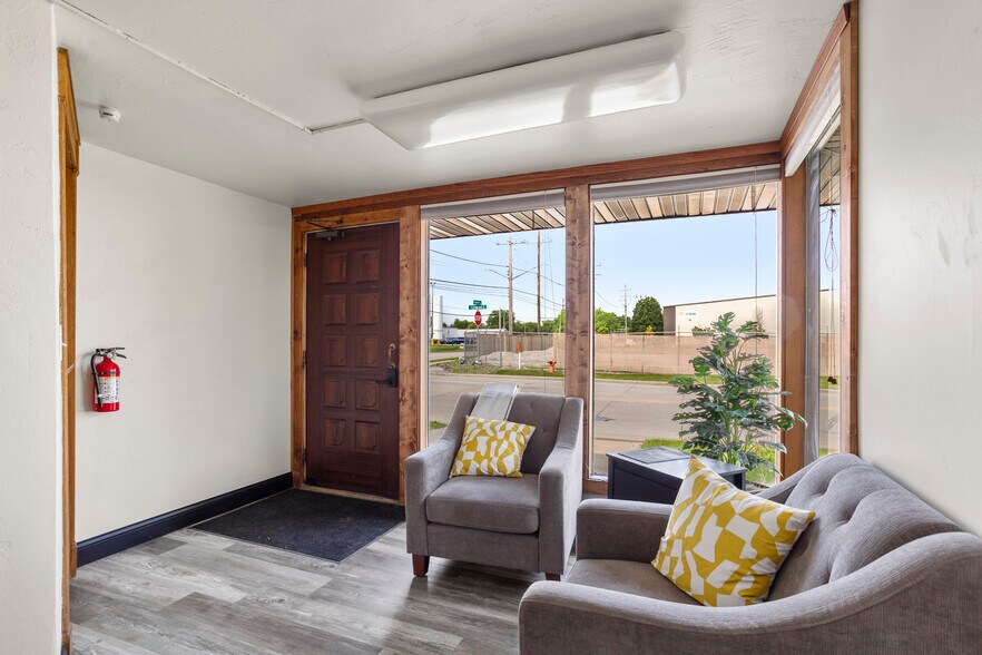 More Photos Of 400 S Linwood Ave, Appleton Office For Sale