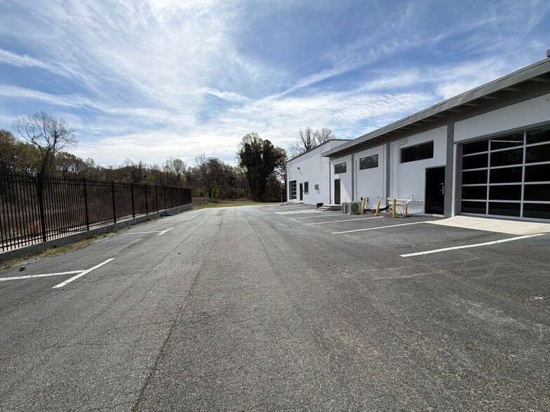 More Photos Of 4827 Gate City Blvd, Greensboro Showroom For Lease