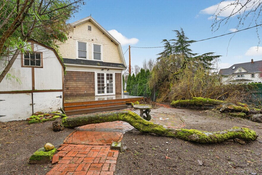 More Photos Of 317 NE Sacramento St, Portland Office For Sale