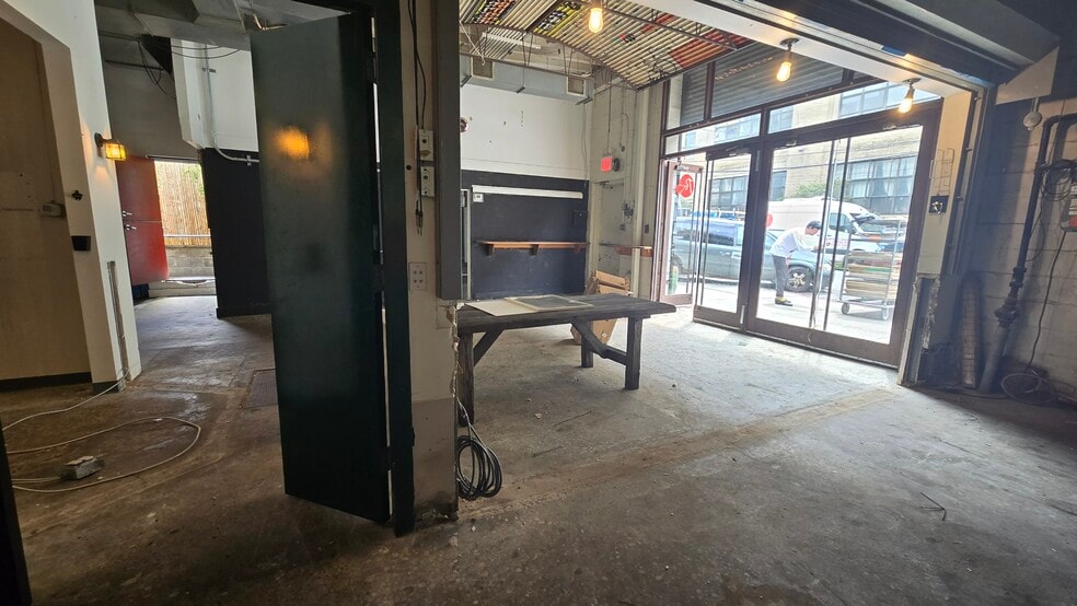 More Photos Of 272-280 Seigel St, Brooklyn Restaurant For Lease