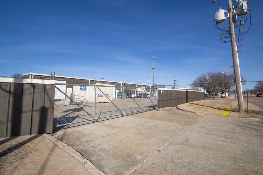 More Photos Of 1006 N University Blvd, Norman Warehouse For Lease
