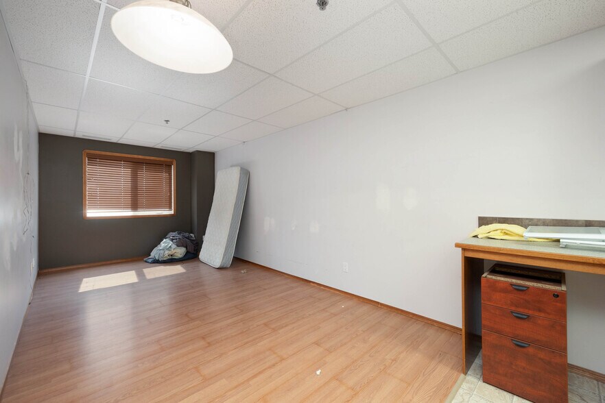 More Photos Of 105 Oak Crt, Anzac Warehouse For Sale