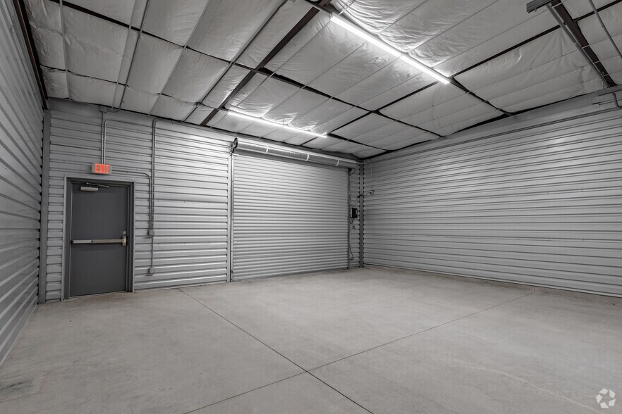 More Photos Of 8114 City Base Landing, San Antonio Unknown For Lease