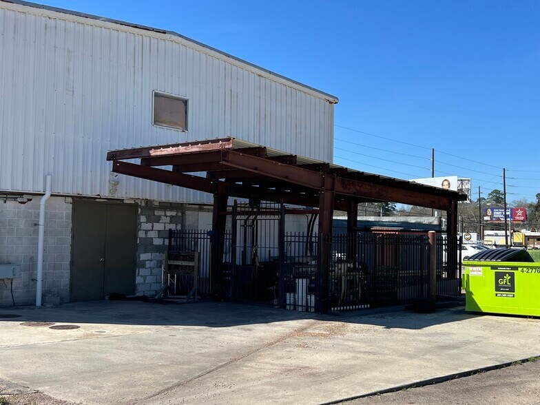 More Photos Of 1112 N Frazier St, Conroe Freestanding For Sale