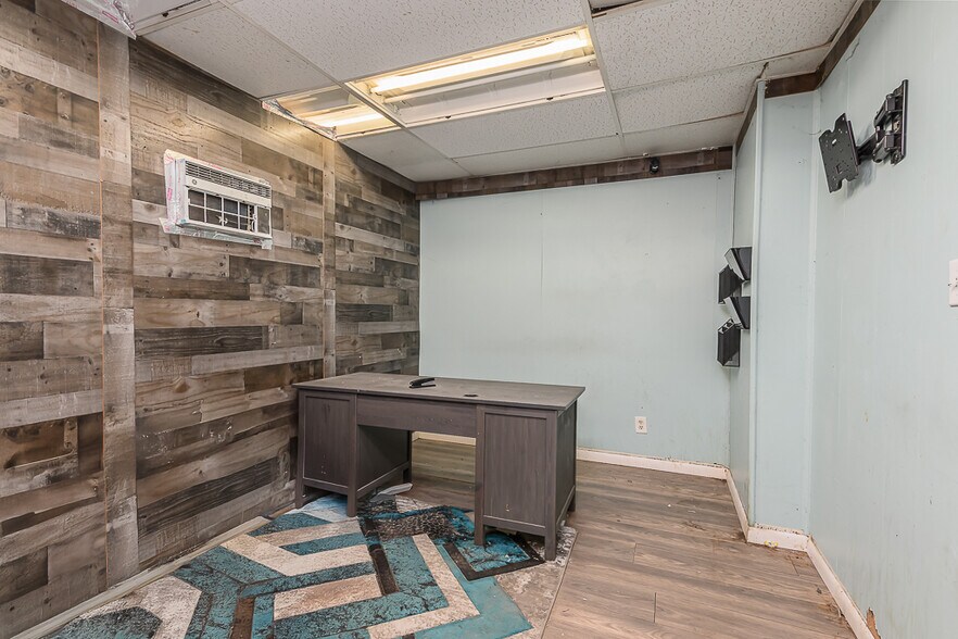 More Photos Of 6110 Merriam Ln, Shawnee Warehouse For Sale