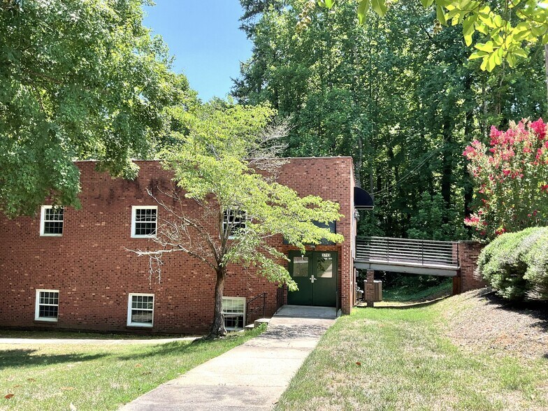 More Photos Of 3713 Richfield Rd, Greensboro Religious Facility For Lease