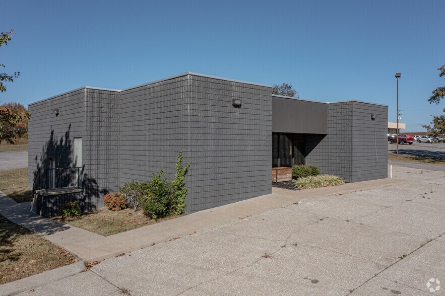 228 Tennsco Dr, Dickson, TN 37055 Bank For Sale