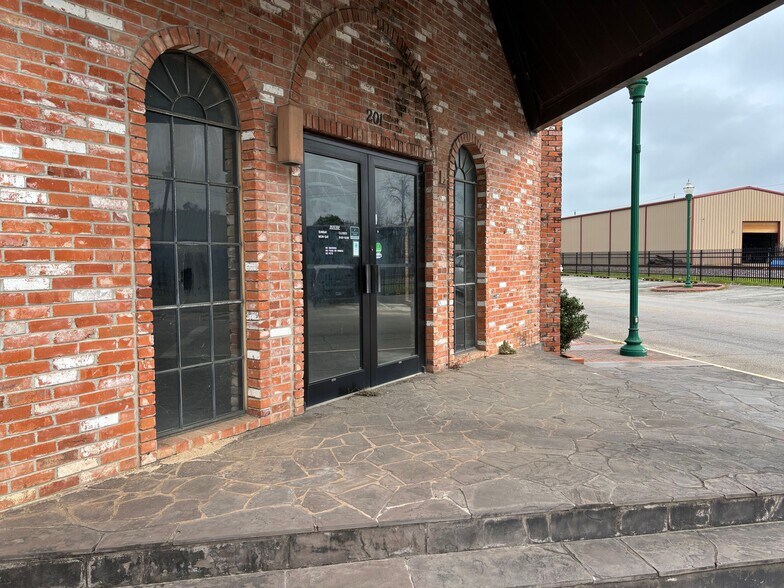 More Photos Of 201 N Pacific St, Conroe Freestanding For Lease