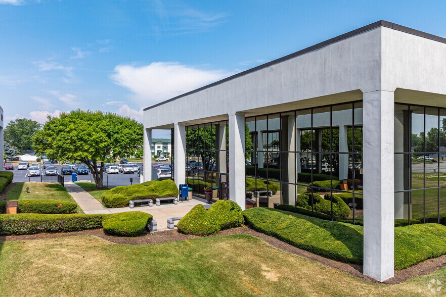More Photos Of 815 N Larkin Ave, Joliet Office For Sale