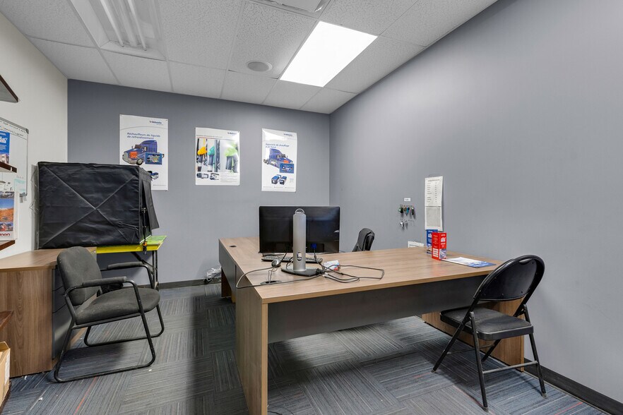 More Photos Of 150 Boul Saint-Martin O, Laval Light Distribution For Lease