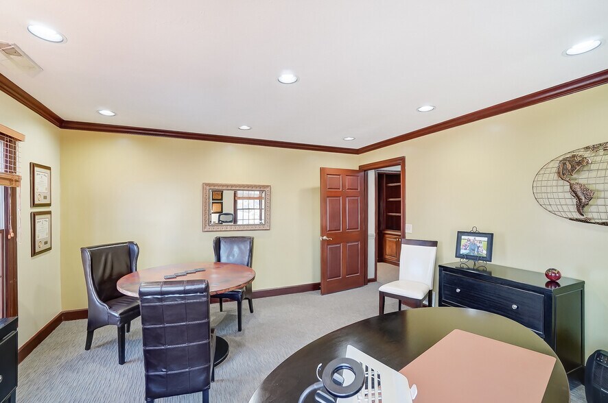 More Photos Of 830 E Franklin St, Centerville Medical For Sale