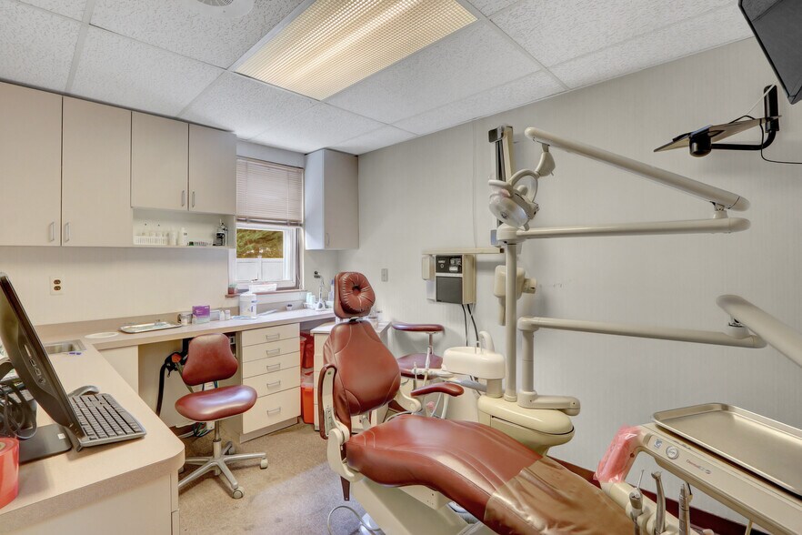 More Photos Of 454 Deer Park Ave, Babylon Office For Sale