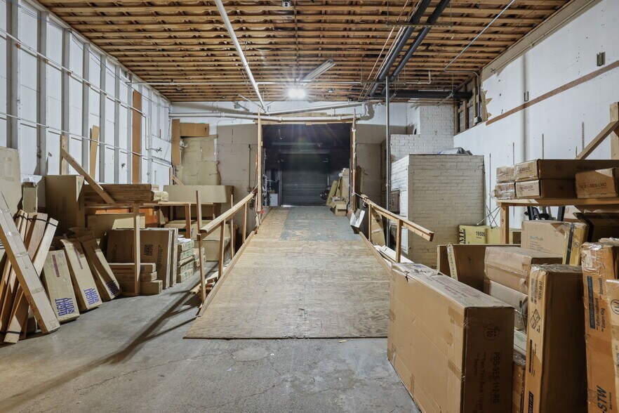 More Photos Of 175 SE Baseline St, Hillsboro Showroom For Sale