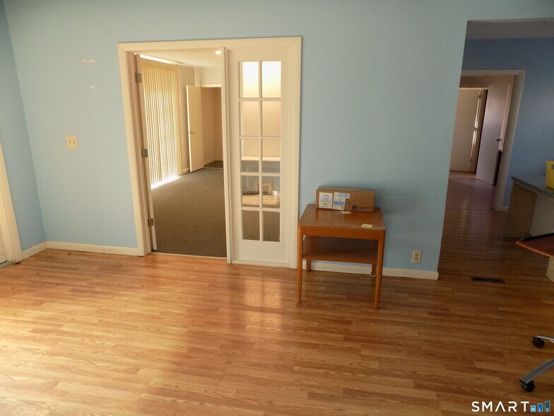 More Photos Of 85 Beleden Gardens Dr, Bristol Medical For Sale