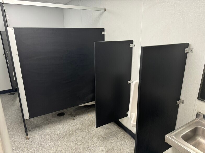 More Photos Of 700 NE Arch St, Atlanta Truck Terminal For Sale