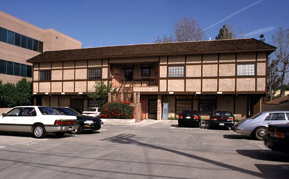 More Photos Of 22110 Clarendon St, Woodland Hills Office For Lease