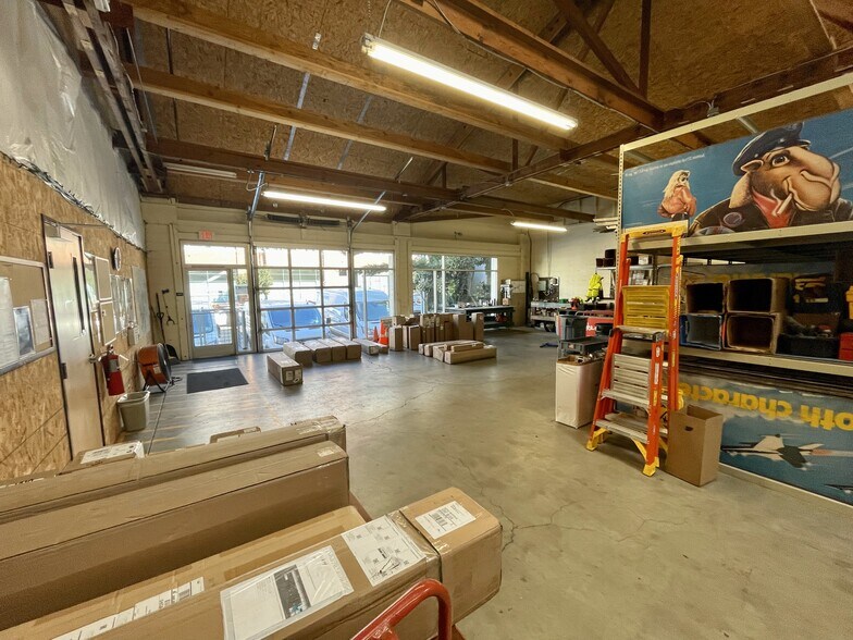 More Photos Of 2200 NW Savier St, Portland Flex For Lease