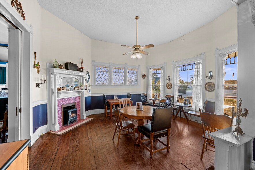 More Photos Of 202 N Newsom St, Mineola General Retail For Sale