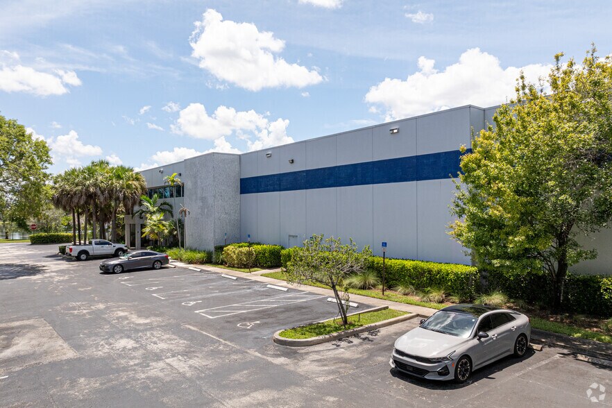 More Photos Of 14200 NW 4th St, Sunrise Warehouse For Lease