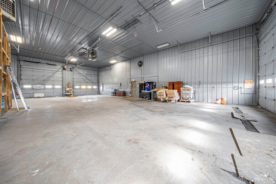 More Photos Of 2660 Bond St, University Park Service For Lease