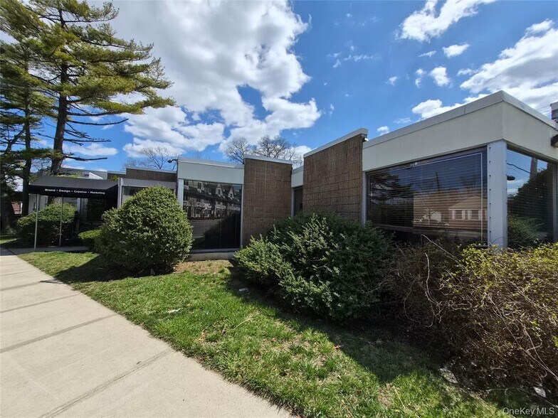 More Photos Of 121 W Oak St, Amityville Office For Sale