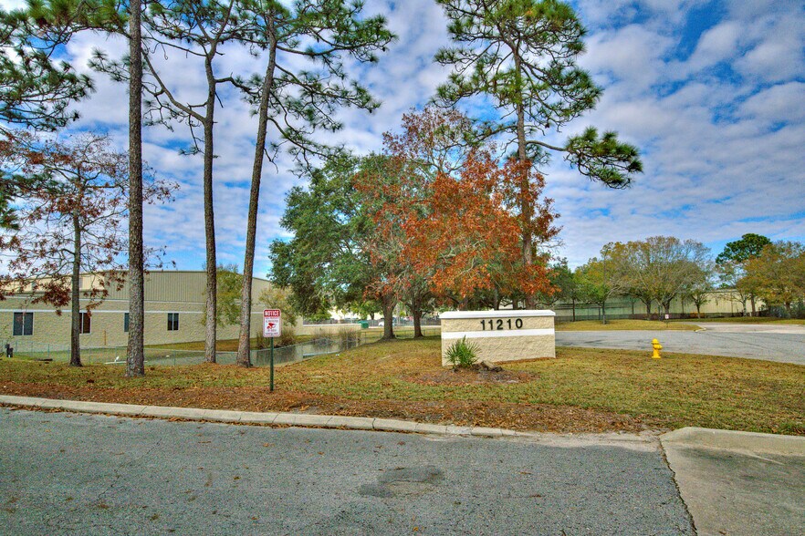 More Photos Of 11210 E Phillips Industrial Blvd, Jacksonville Warehouse For Lease