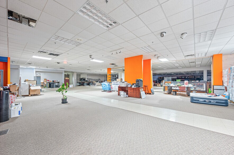 More Photos Of 1550 N Mitchell St, Cadillac General Retail For Lease