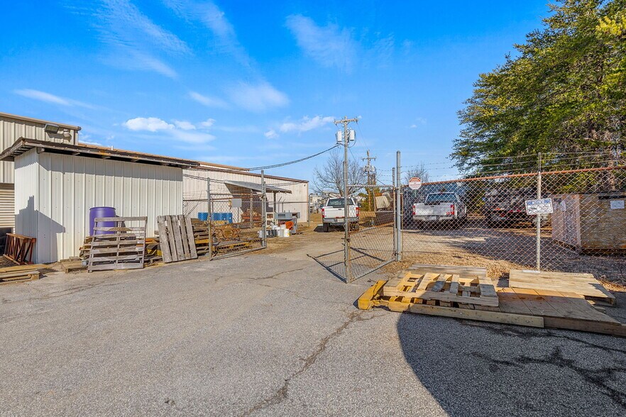 More Photos Of 110 Lee Joyal Rd, Duncan Service For Lease