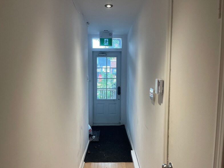 More Photos Of 240-246 Rue Saint-Charles O, Longueuil Storefront Retail Office For Lease