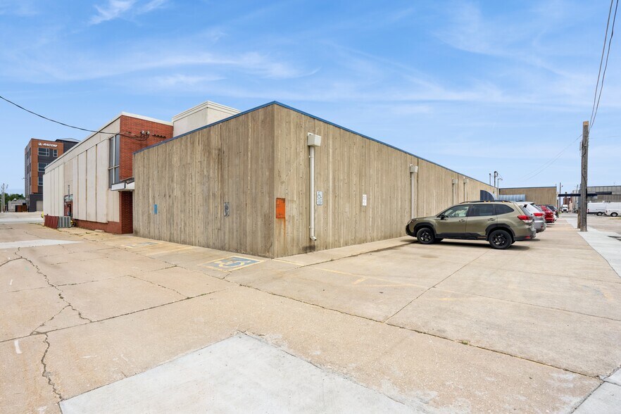 More Photos Of 202-210 W State St, Marshalltown Office For Sale