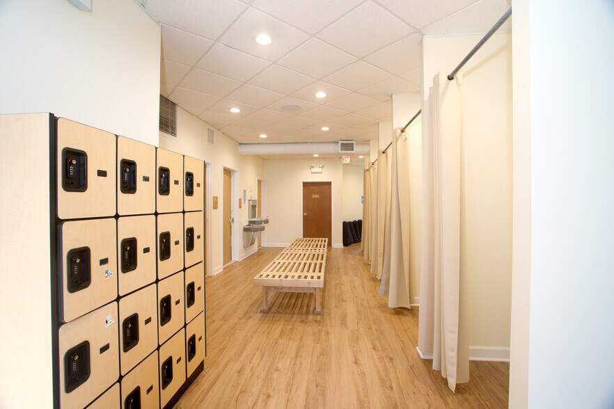 More Photos Of 2125 W North Ave, Chicago Storefront Retail Office For Lease