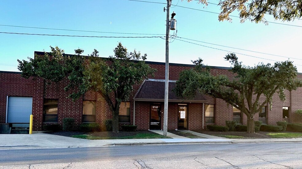More Photos Of 9742 W Foster Ave, Rosemont Unknown For Lease