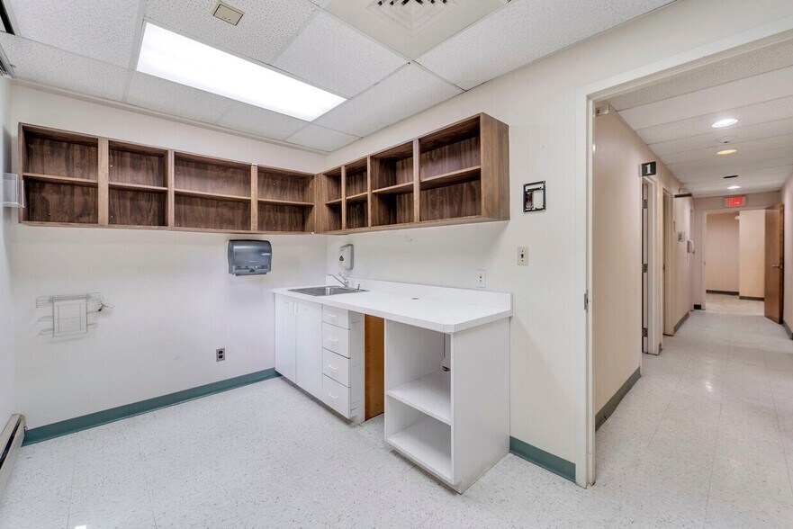 More Photos Of 101-105 Dutch Hill Rd, Orangeburg Office For Sale
