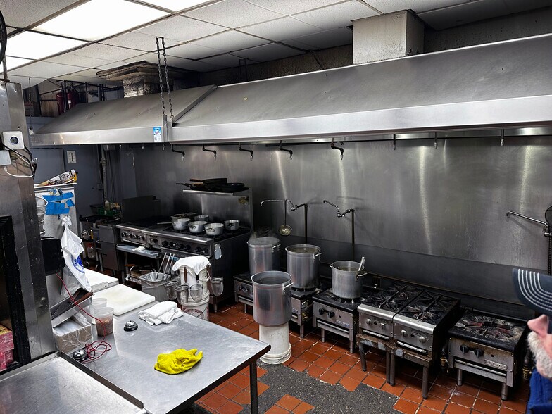 More Photos Of 7320-7330 NE Fremont St, Portland Freestanding For Lease