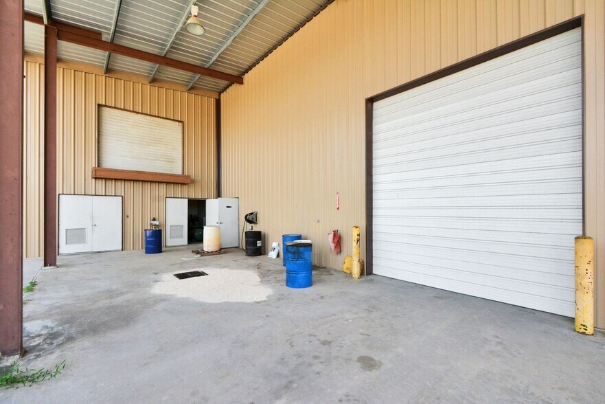 More Photos Of 1500 W Highway 6, Alvin Truck Terminal For Lease