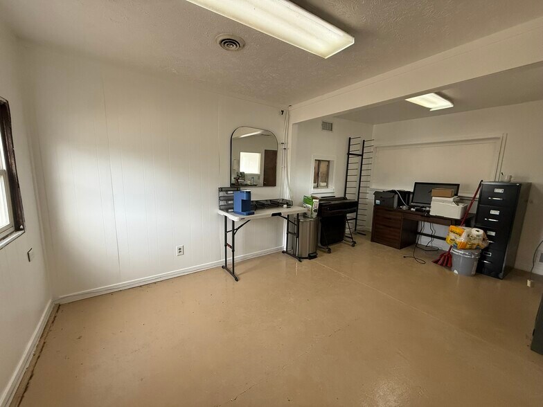 More Photos Of 2815 River Road Dr, Waterloo Office For Lease