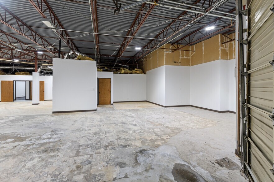 More Photos Of 12200 N Stemmons Fwy, Farmers Branch Showroom For Lease