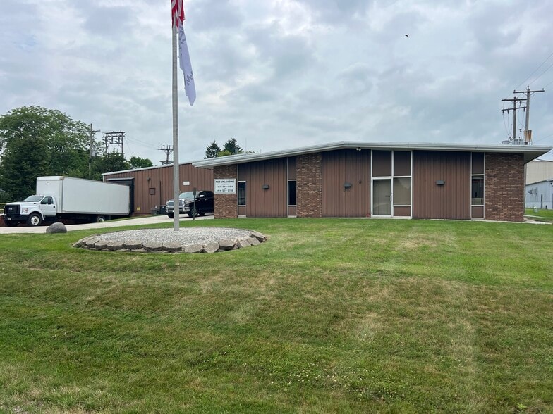 More Photos Of 520 Progress Dr, Hartland Distribution For Lease