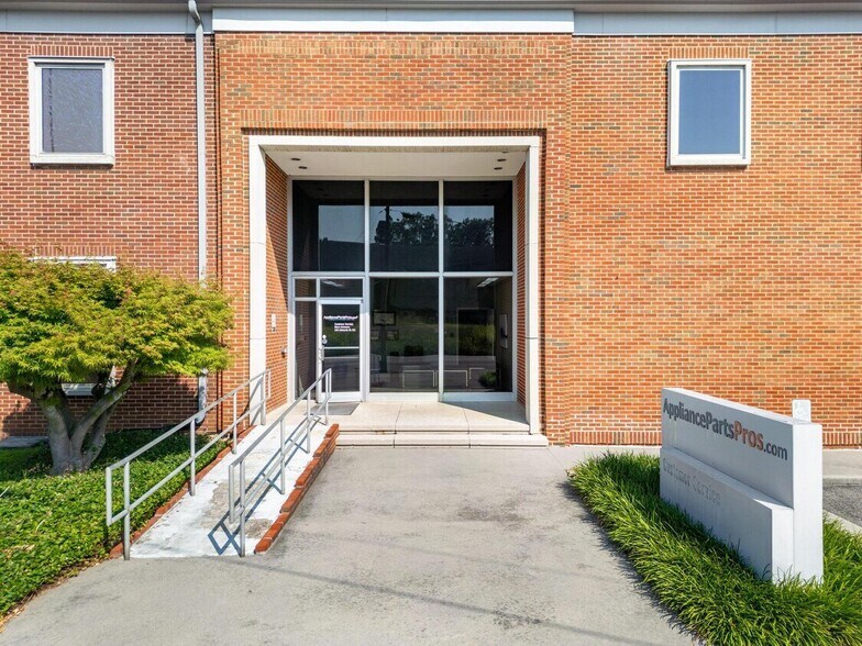 More Photos Of 240 Edwards St, Cleveland Office For Sale