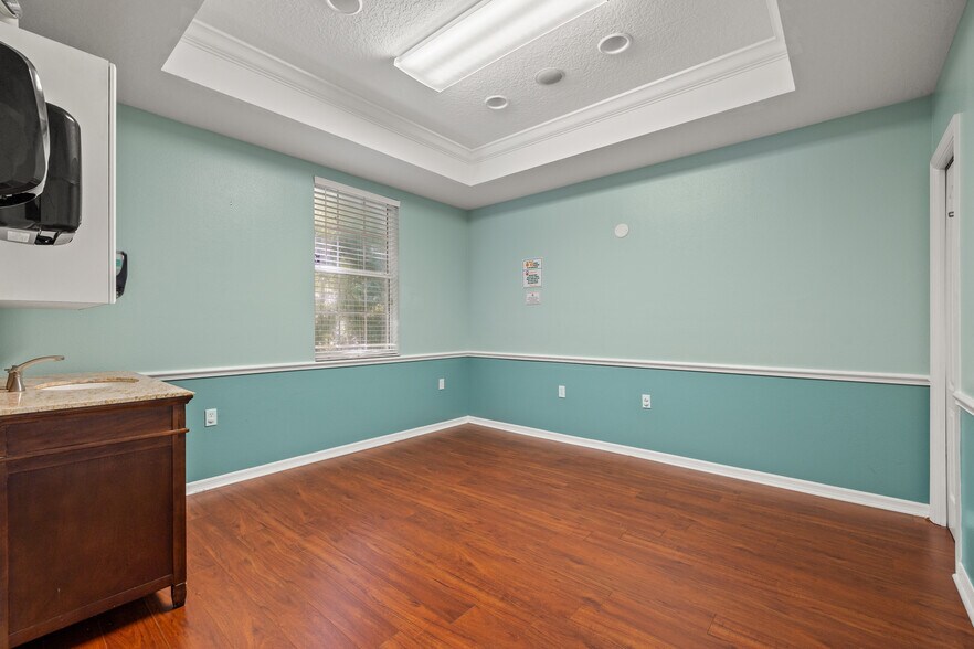 More Photos Of 10941-10943 Countryway Blvd, Tampa Office For Sale