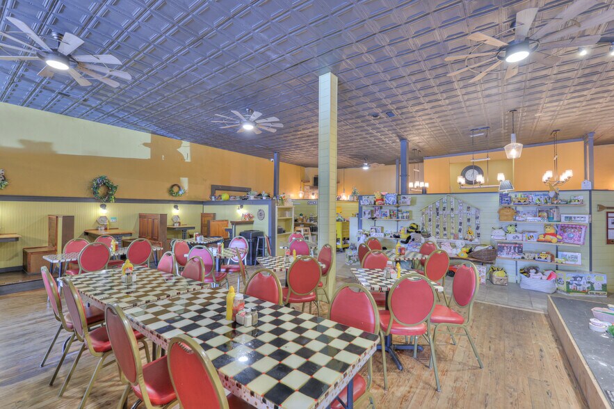 More Photos Of 108 W Walnut St, Smithville Restaurant For Sale