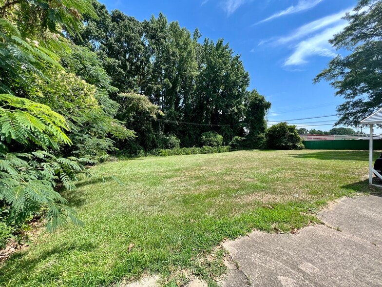 More Photos Of 100 N Fifth St, Manchester Funeral Home For Sale