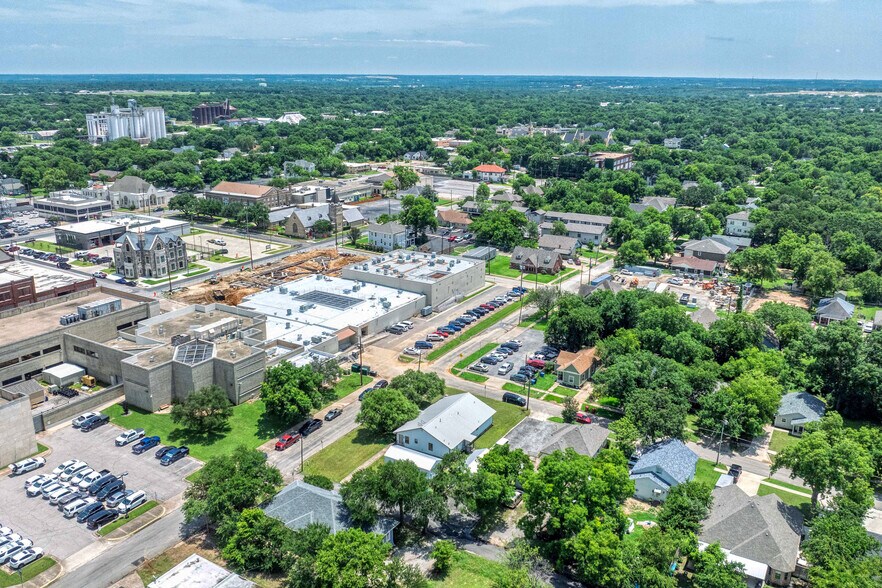 More Photos Of 220 S Elm St, Sherman Office For Sale